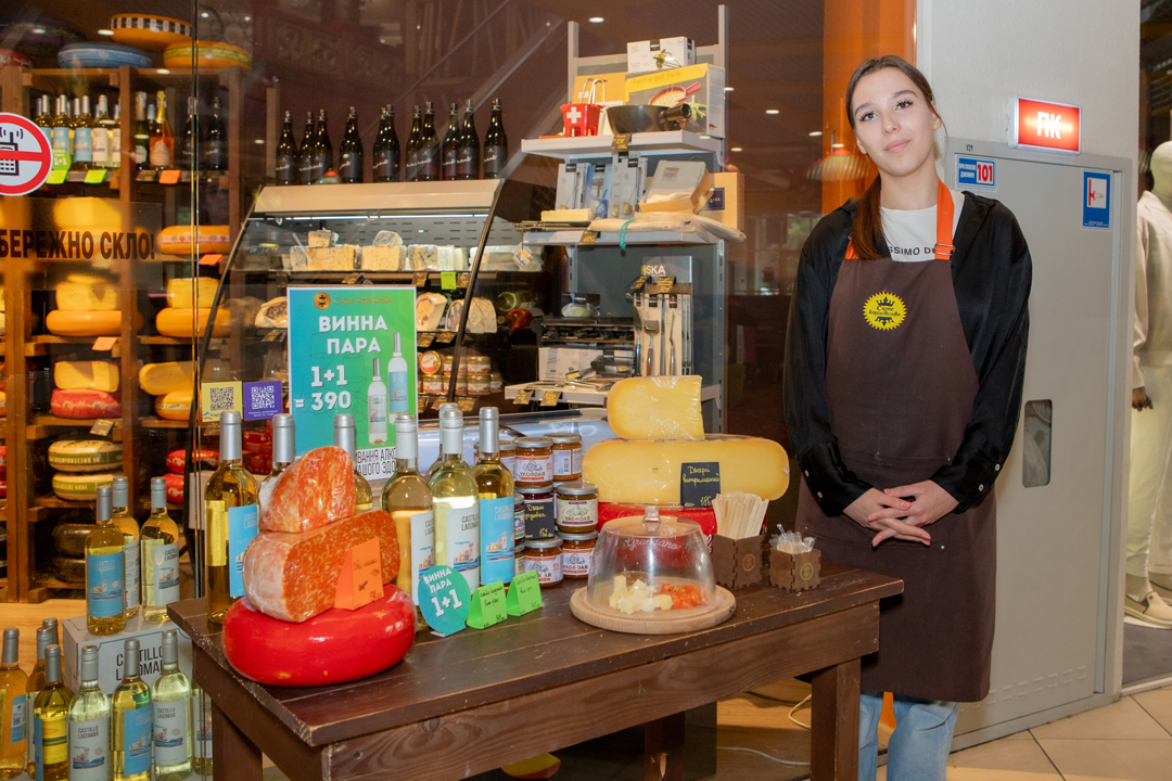 some alt: car some alt: car