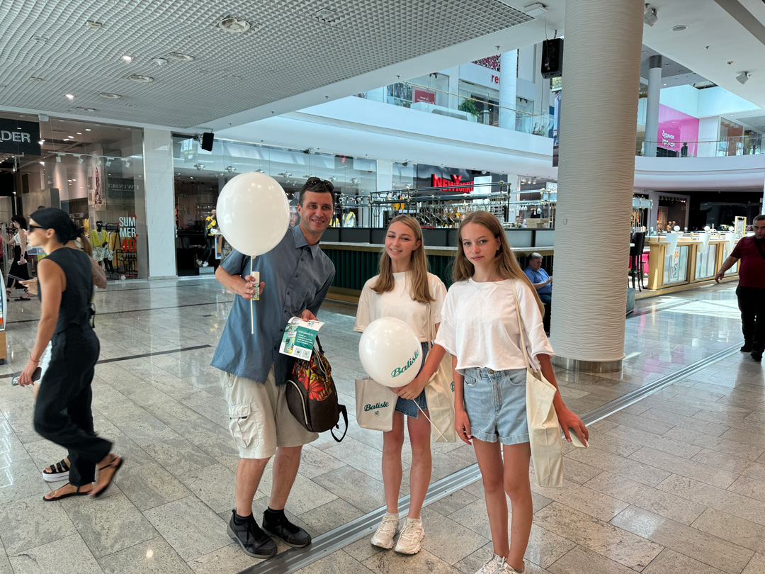 some alt: car some alt: car