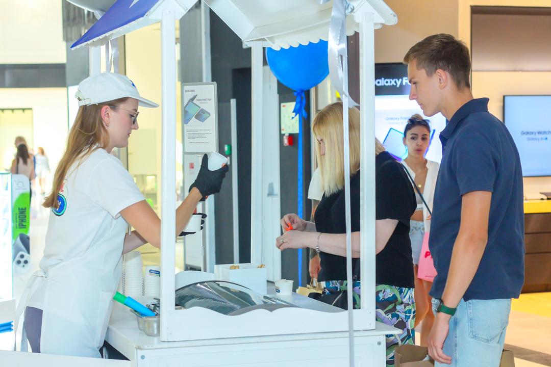 some alt: car some alt: car