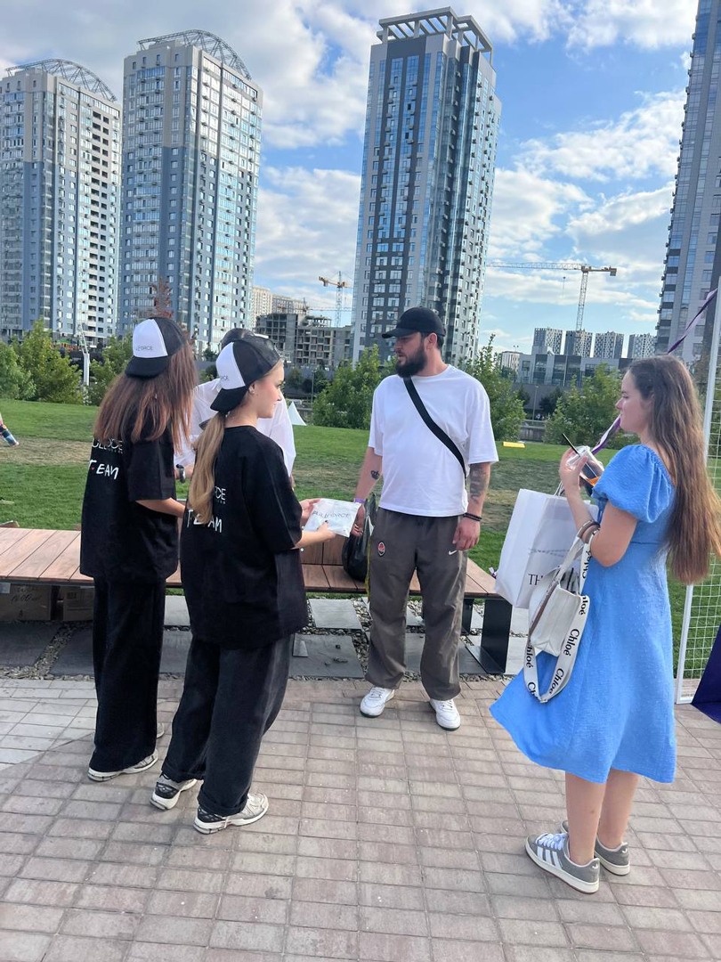 some alt: car some alt: car