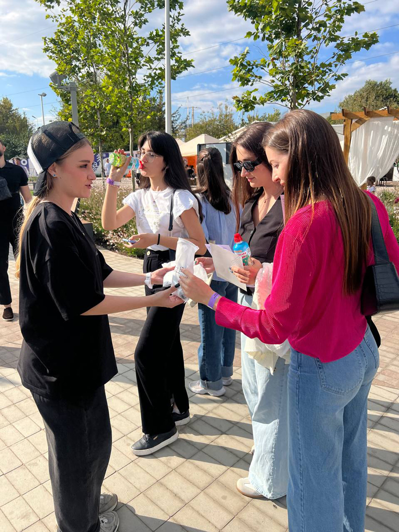 some alt: car some alt: car