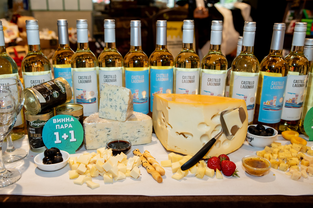 some alt: car some alt: car