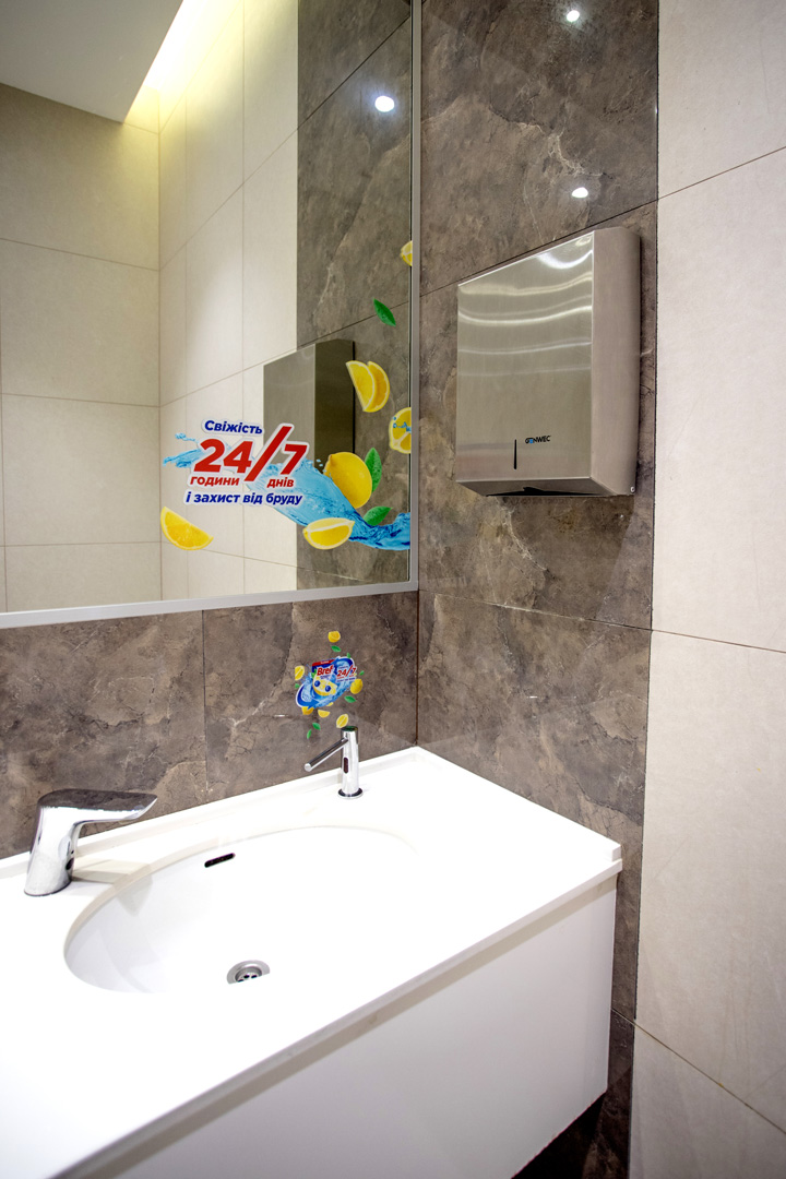 some alt: car some alt: car